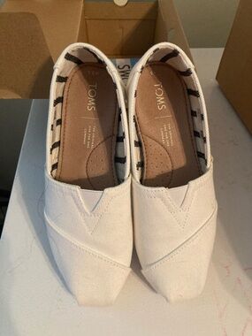 Toms Women's Slip-On Canvas Flats in White with Striped Lining Size 5.5